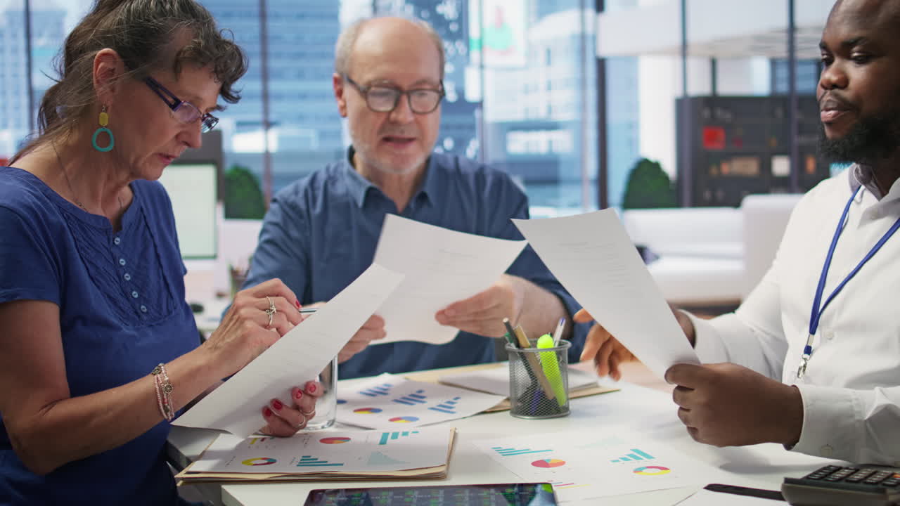 personas de edad avanzada que exploran un plan de pensiones detallado con un asesor financiero