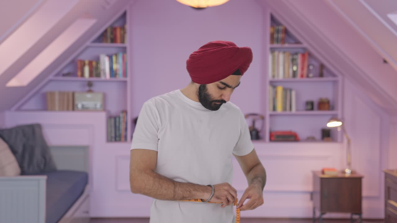 sad sikh hombre indio midiendo la cintura usando cinta de pulgada