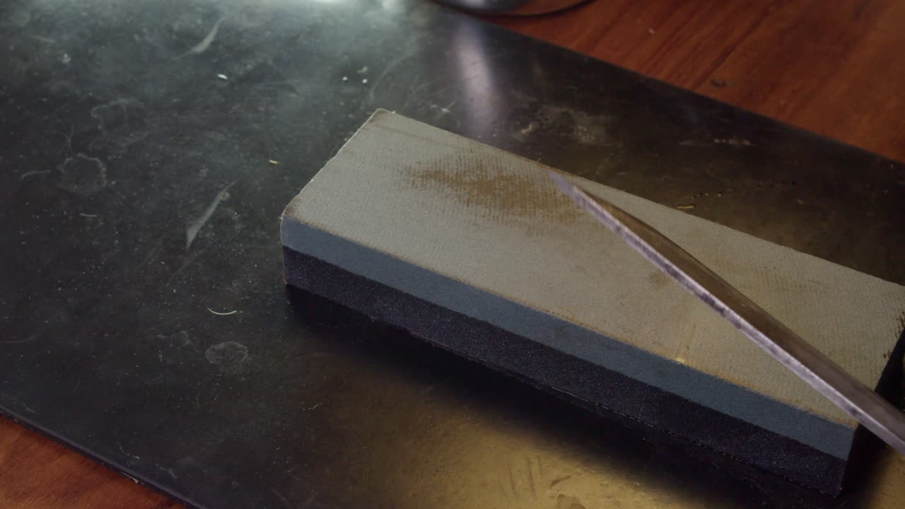 pequeños movimientos circulares realizados para afilar el borde del cuchillo en la piedra de afilar