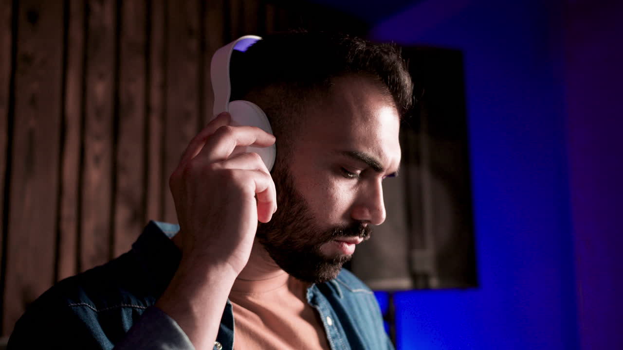 한 사람 의  ⁇  으로 보이는 모습