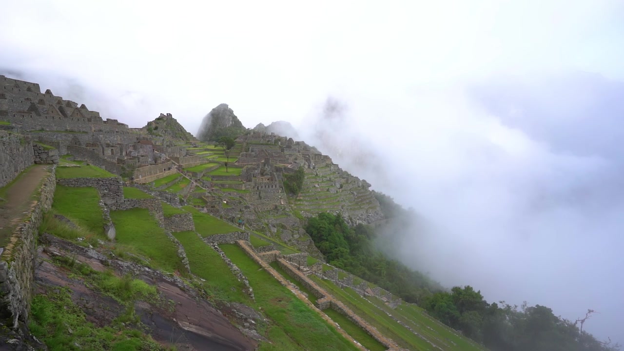 Magico Machu Picchu tra le nuvole, in alto sulle Ande, slow motion HD.