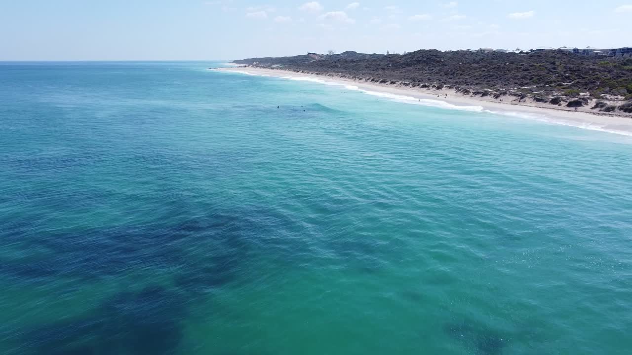 aguas azules de la laguna de yanchep al norte de perth con arena blanca y limpia