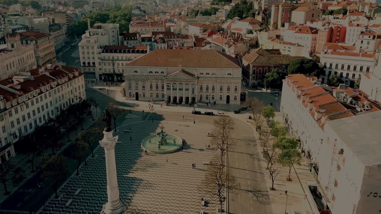 항공 촬영은 리스본의 랜드마크와 관광 핫스이 완전히  비어있는 것을 보여줍니다. 거리에 몇 대의 차만 있습니다.