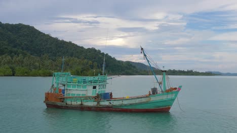 Hölzernes-Fischerboot-Mit-Schönem-Himmel-Im-Hintergrund