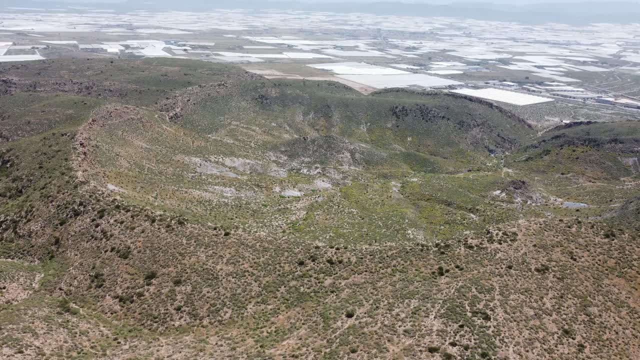 오래된 화산의 큰 분화구를 공전