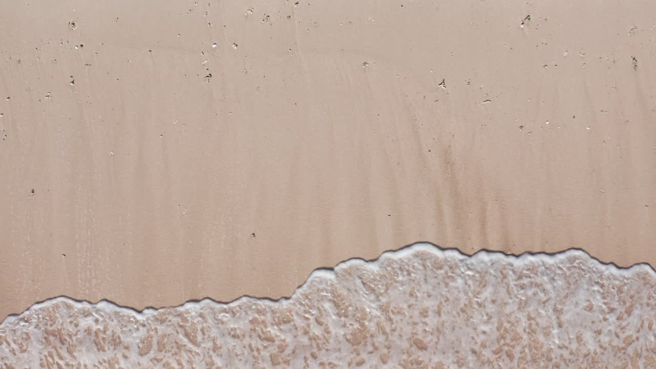 하얀 모래 해변에서 조감도 파도 휴식