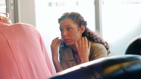 mujer de negocios interactuando con un colega