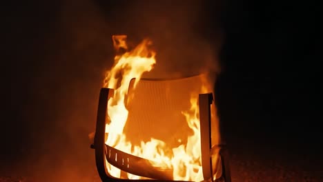 una silla en llamas en la noche