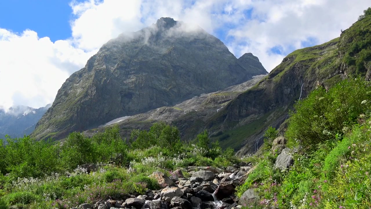 Panorama montano in una soleggiata giornata estiva nel parco nazionale di Dombai, regione del Caucaso in Russia