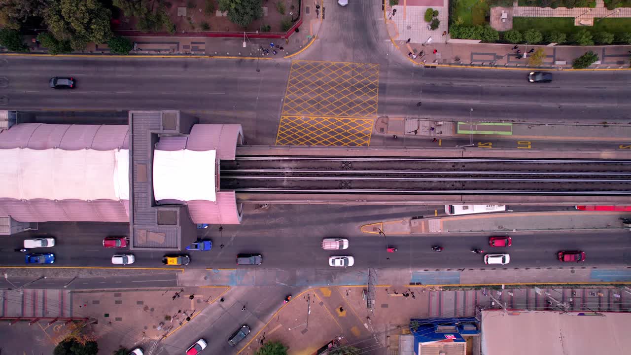 vista ascendente de una estación de metro de santiago con vías de hierro, el principal medio de transporte