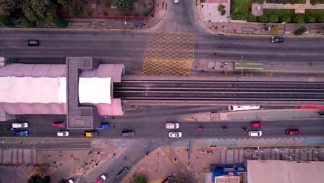 Vista-Aérea-Ascendente-De-Una-Estación-De-Metro-De-Santiago-Con-Vías-De-Hierro,-El-Principal-Medio-De-Transporte.