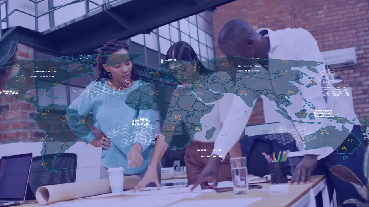 animación del mapa del mundo sobre diversas personas de negocios en la oficina