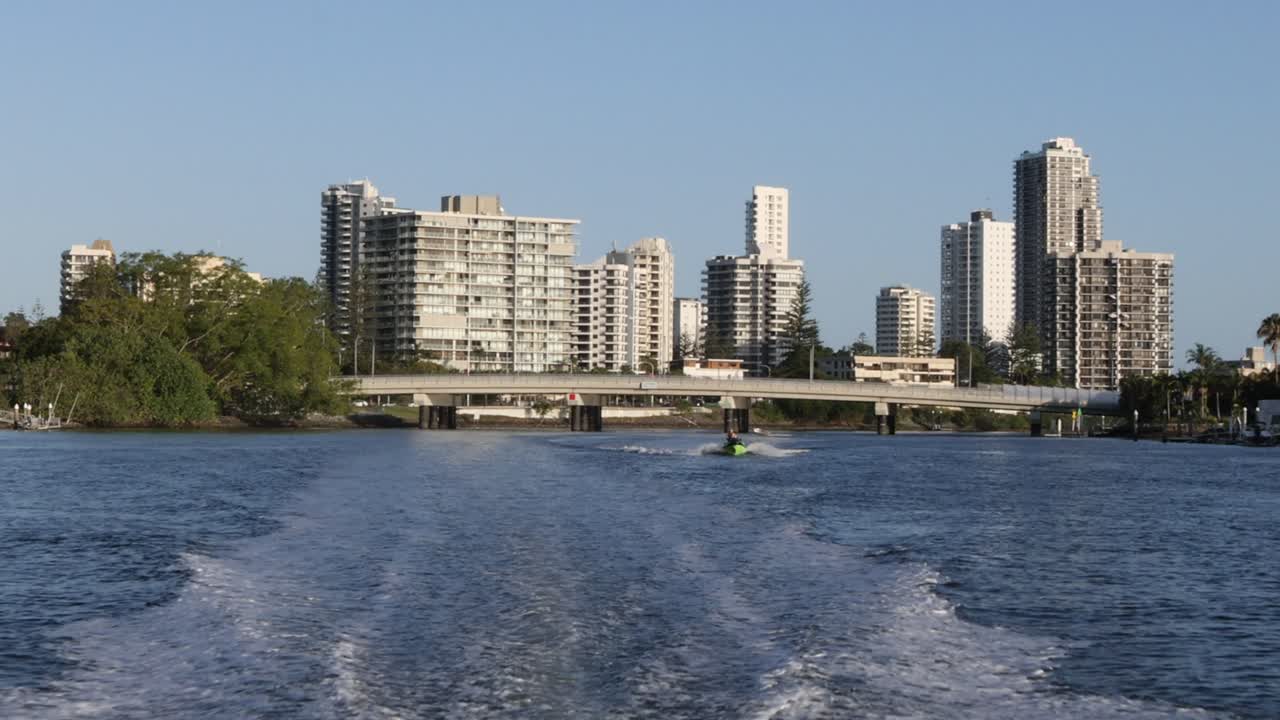 경치 좋은 강 에서 빠르게 항해 하는 스피드 보트