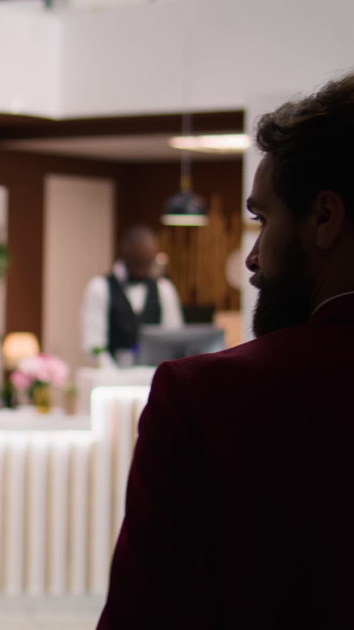 Imprenditore di video verticali chatta con la receptionist