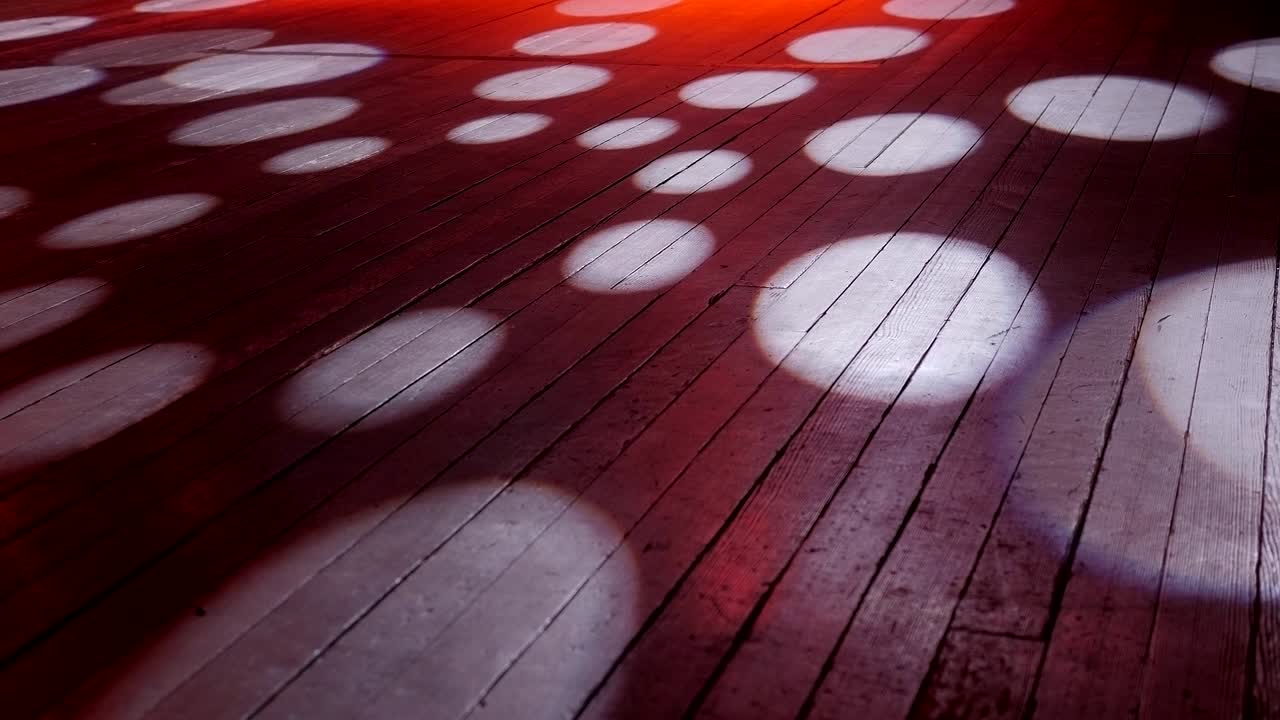 Luci da concerto su un palco vuoto, cerchi di luce sul pavimento
