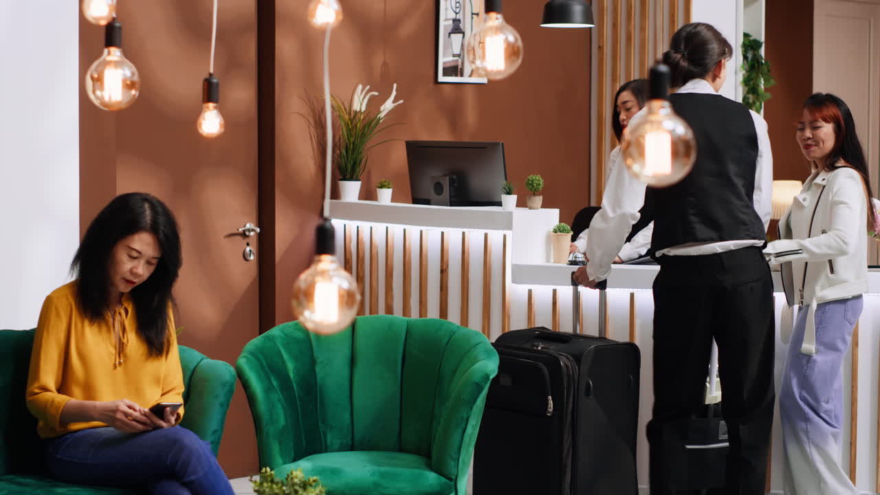 짐 을 들고 호텔 로비 에 도착 하는 젊은 여행자