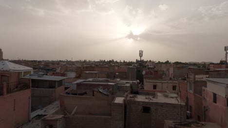 casas tradicionales de piedra arenisca marroquí de la ciudad vieja techos bajo el horizonte del atardecer nublado brillante