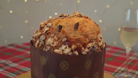 tradicional panettone italiano navideño y champán, zoom out, cámara lenta