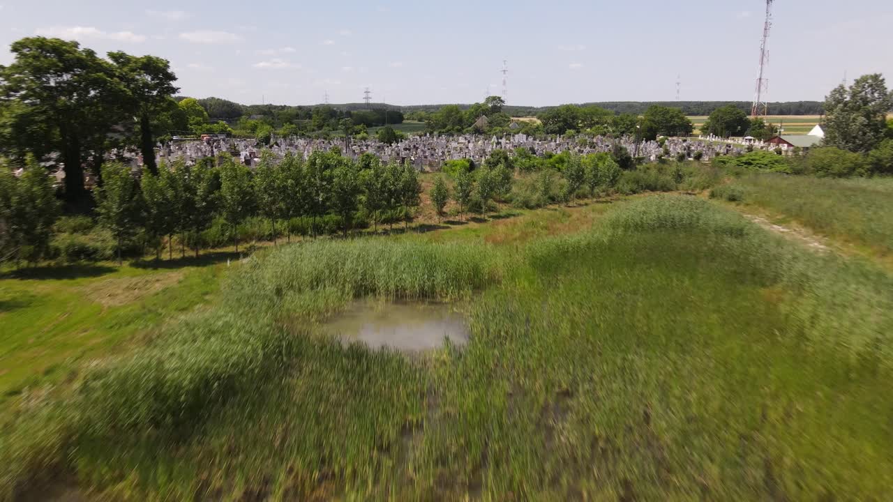 가리 바티아의 묘지를 향해 습지 습지 위로 상승하는 공중 비행장