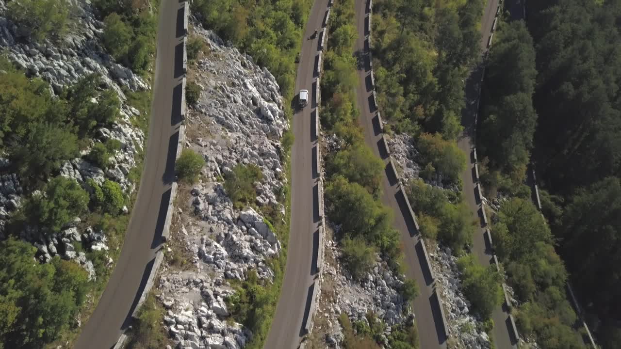 휘어지는 산길 의 공중 사진