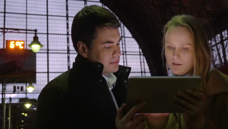 They have business talk using pad at the station