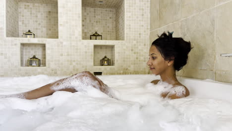 Eine-Wunderschön-Aussehende-Indische-Frau-Spasst-In-Einer-Badewanne-Mit-Reichhaltigen-Seifenblasen