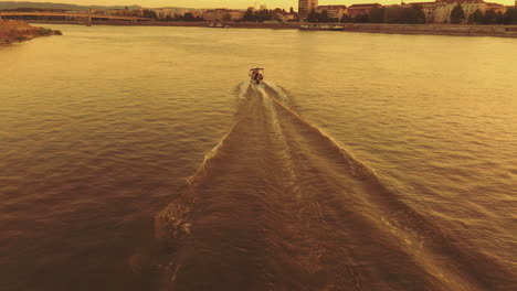 barco en un río al atardecer
