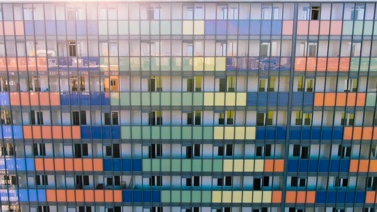 colorida fachada de un edificio de apartamentos moderno
