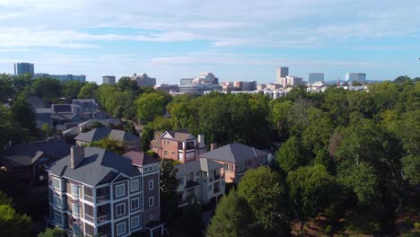 Eine-Drohnenaufnahme,-Die-Die-Skyline-Der-Innenstadt-Von-Greenville-In-Der-Ferne-Zeigt