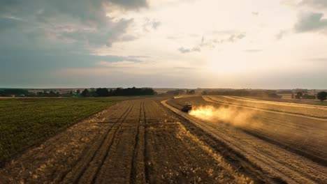 Vista-Por-Drones-De-La-Cosechadora-Durante-El-Trabajo-Estacional