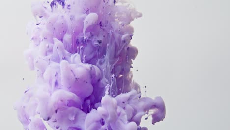 salpicaduras de tinta púrpura en el agua