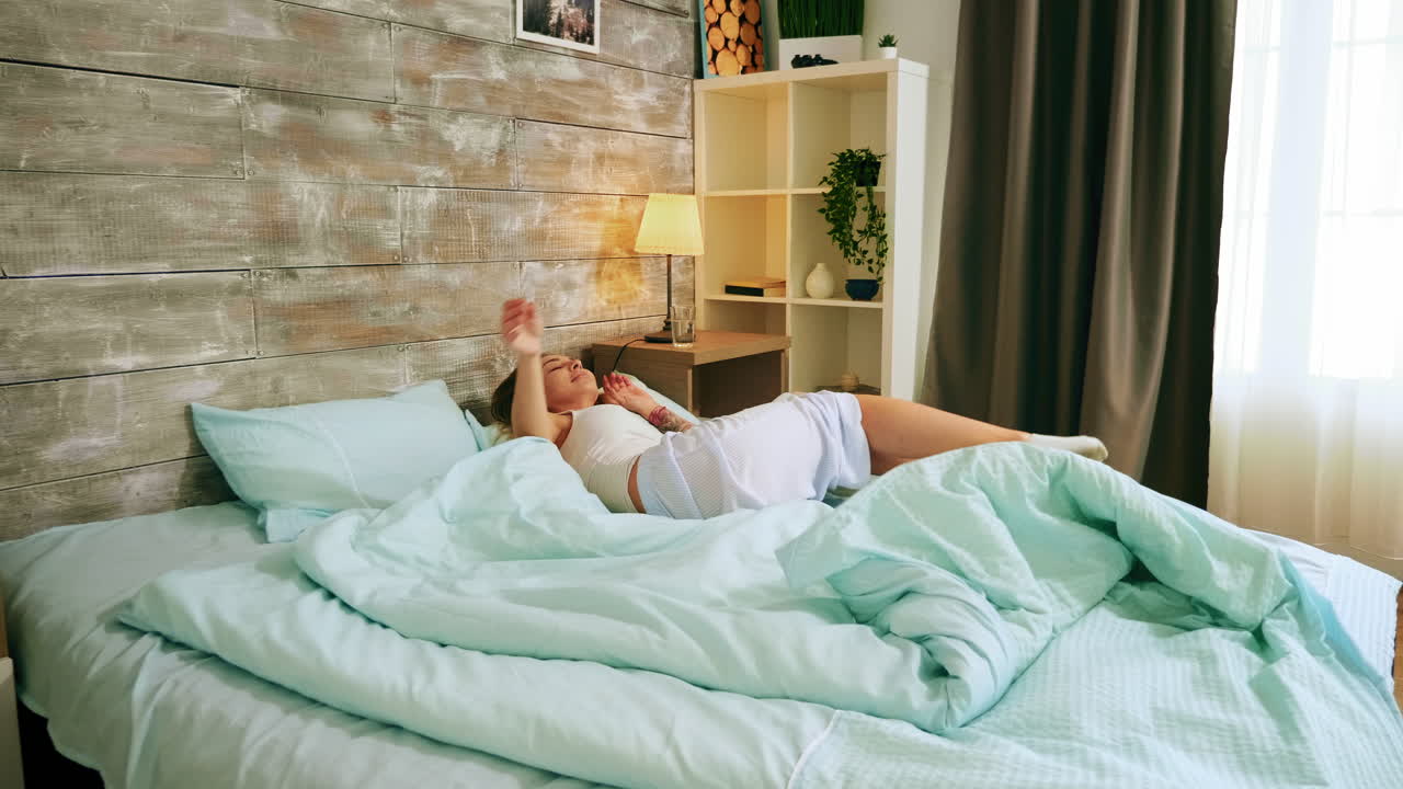 행복한 잠자는 젊은 성인 여성이 깨어납니다.