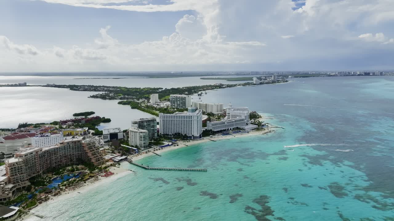 vista aérea alrededor de playas y hoteles, en la soleada zona hotelera, cancún, méxico - panorámica, toma de drones