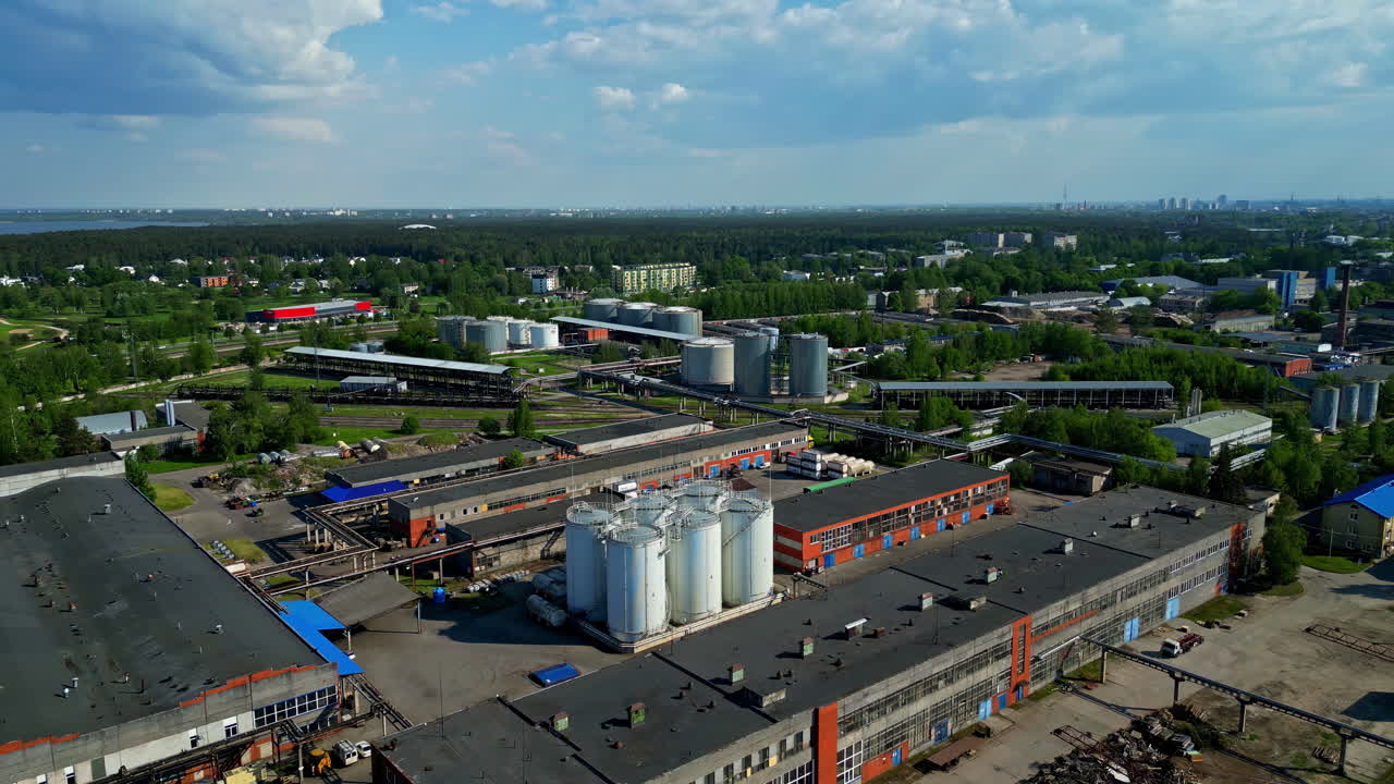 панорамный вид с воздуха на промышленную зону с складами и силосами