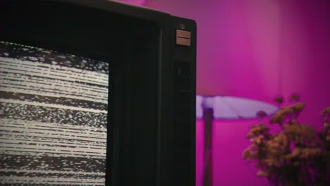 tv retro, televisión vintage en una configuración nostálgica, una tv retro muestra grano en la pantalla, dispositivo aterrador de la noche de halloween bueno para la llave de croma y la pantalla verde. imágenes de alta calidad 4k