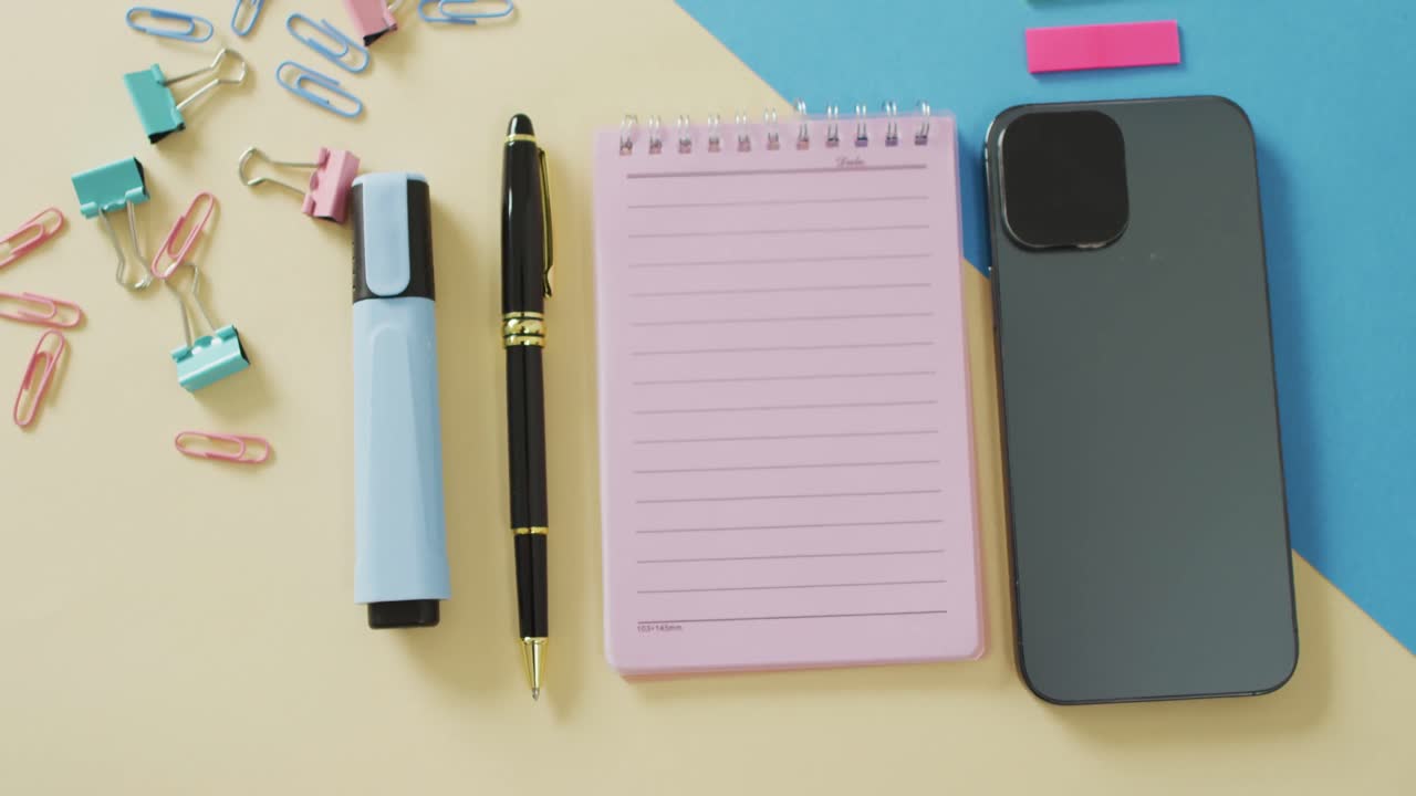 vídeo de teléfono inteligente, cuaderno con espacio para copiar y equipo escolar sobre fondo amarillo