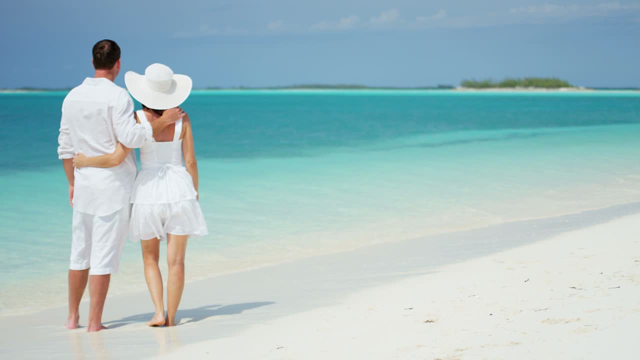 Kaukasisch stel samen op een tropisch vakantiestrand
