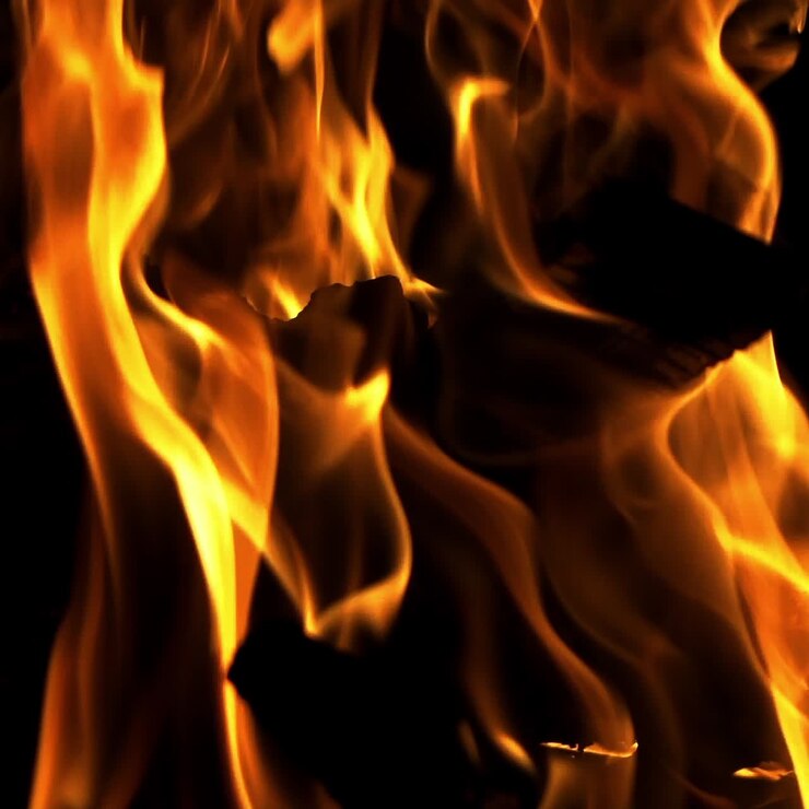 Falò. Il fuoco è acceso di notte. Movimento lento