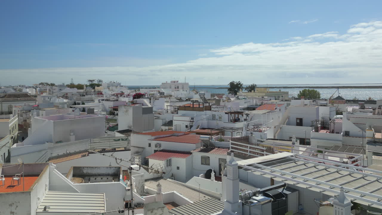 Vista aerea di una città costiera mediterranea