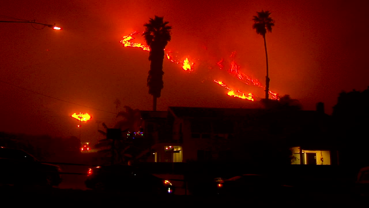 벤추라와 산타바바라 캘리포니아 4 근처의 101번 고속도로 위 언덕에서 밤에 토마스 화재가 타오릅니다.
