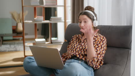 Upset-young-woman-has-argument-in-virtual-meeting-on-laptop-at-home