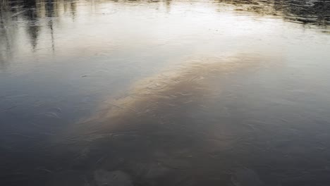 Luz-Aérea-Del-Amanecer-De-La-Hora-Dorada-Sobre-La-Superficie-Del-Lago-Congelado