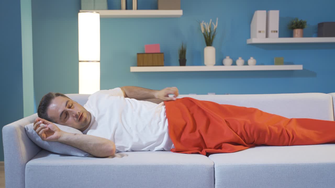 el hombre que se despertó con pesadillas en su sueño.