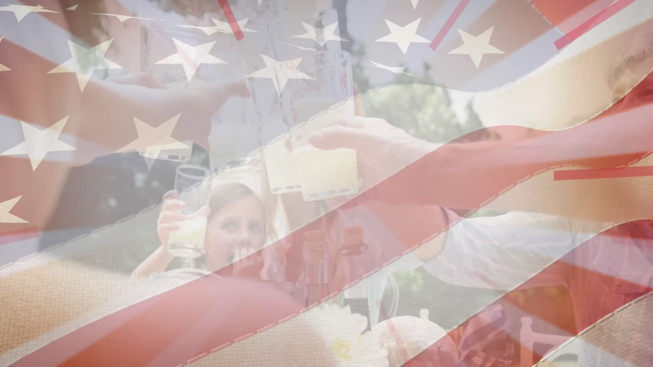 animación de la bandera estadounidense sobre la familia durante la cena bebiendo bebidas
