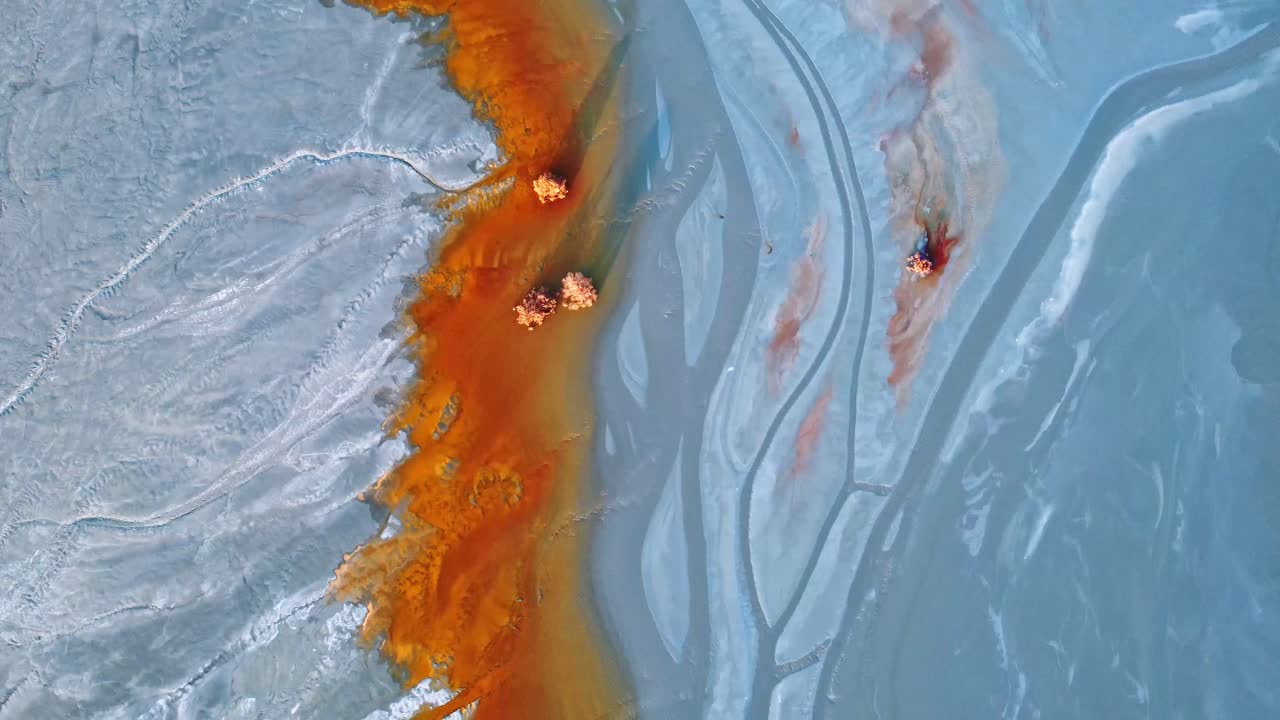 huelva의 광산 현장에서 모래 지형에 있는 다채로운 텍스처