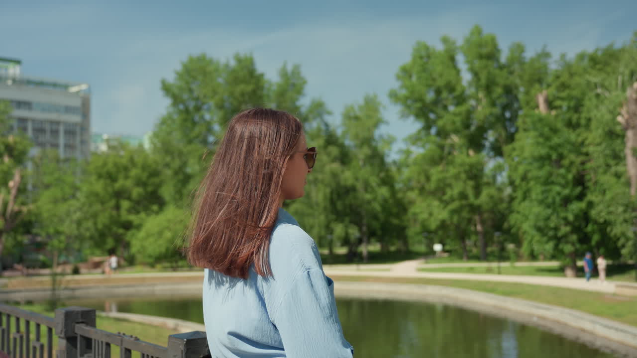 남자가 잔잔한 연못 근처에서 파트너를 부드럽게 안고 있어요. 남성 인물이 평온한 연못 풍경 옆에서 파트너를 위로하고, 다정한 남자가 평화로운 자연 속 호숫가 산책로에서 파트너를 껴안고 있네요.