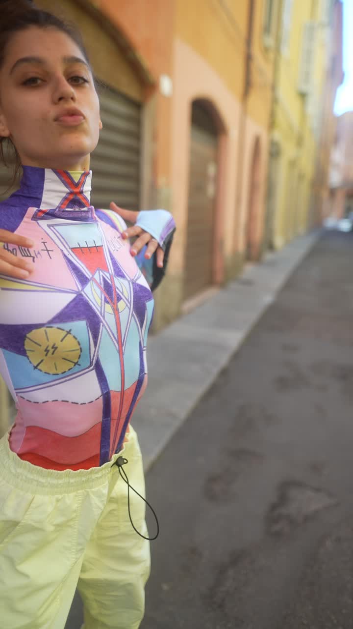 joven elegante con un traje colorido