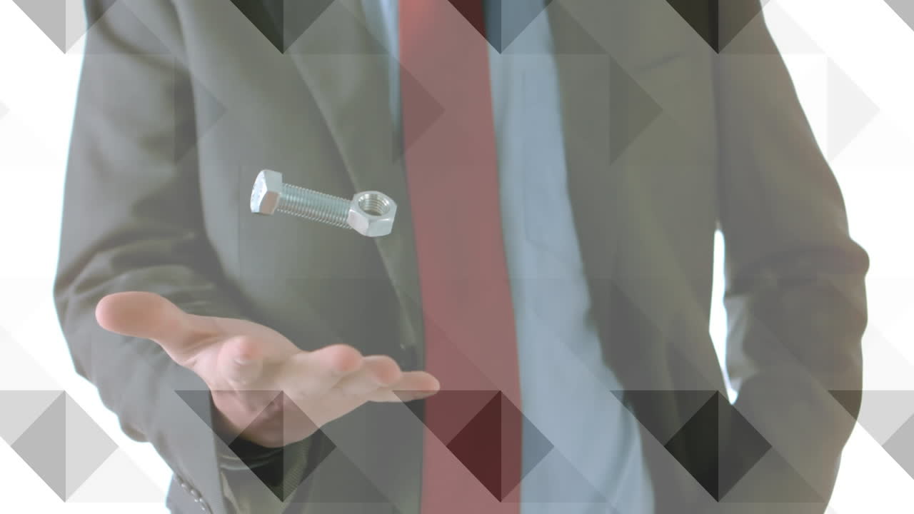 백색에 나트와 볼트를 던지고 잡는 사업가 위에 반투명한 삼각형의 애니메이션