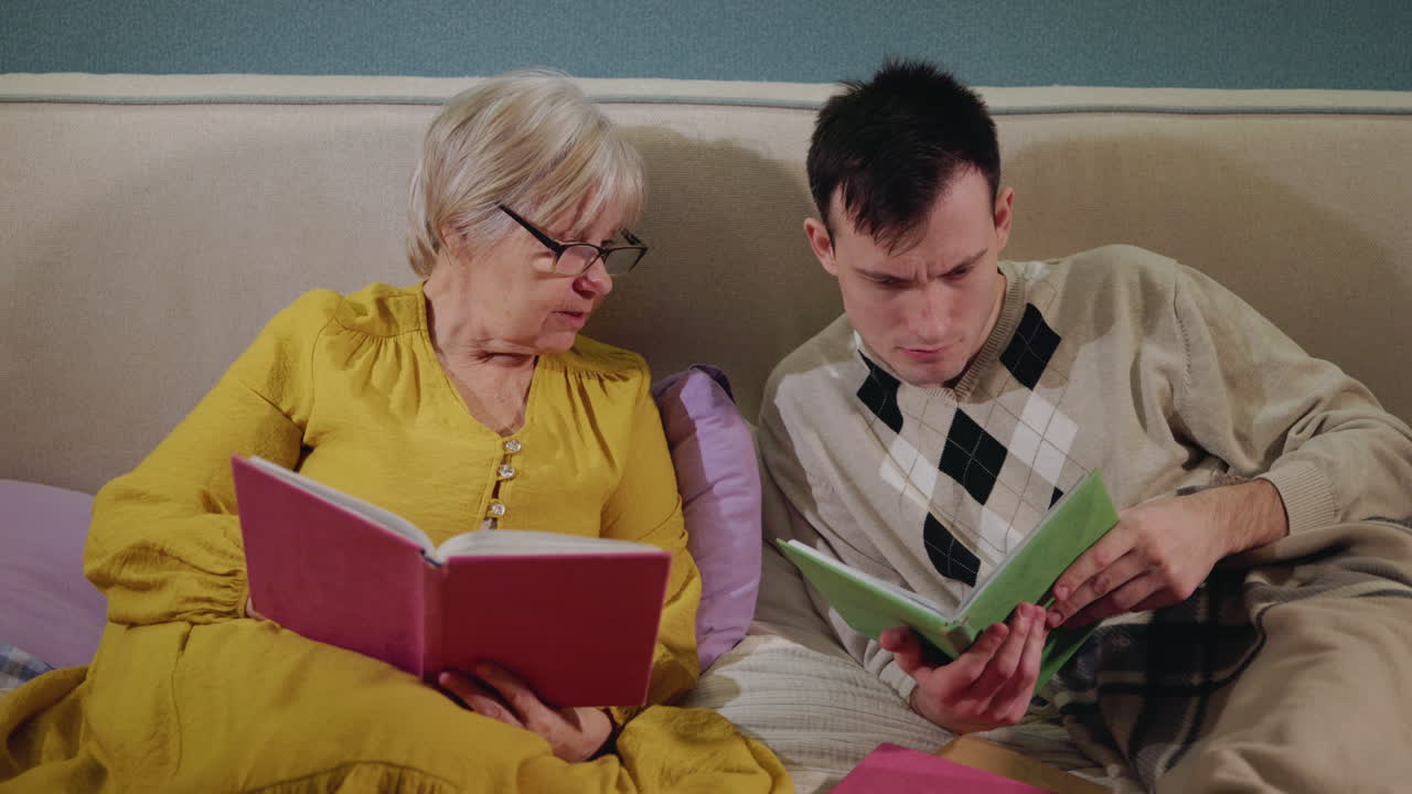 la abuela y el nieto leyendo juntos