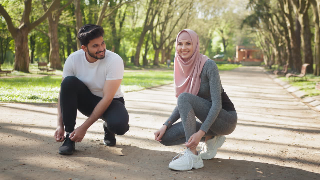 Pasangan Bersiap Lari di Taman